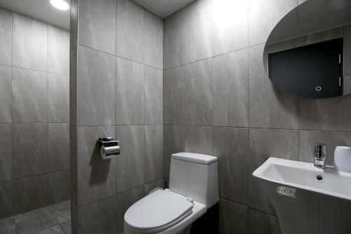 Un baño de Hotelarrive Taean Tiann HanokBeachResort
