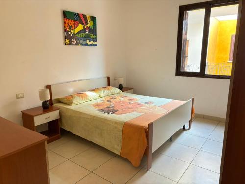 ガリポリにあるGallipolitravel Residence Baia Verdeのベッドルーム(ベッド1台、窓付)