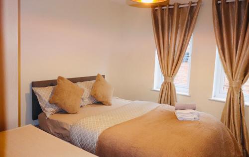 ein Schlafzimmer mit einem Bett mit Kissen und einem Fenster in der Unterkunft Affordable Double room in Central London near Elephant and Castle station in London