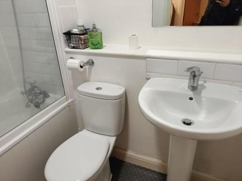 biała łazienka z toaletą i umywalką w obiekcie Affordable Double room in Central London near Elephant and Castle station w Londynie