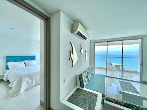 1 dormitorio con cama y vistas al océano en PALMETTO BEACH, en Cartagena de Indias