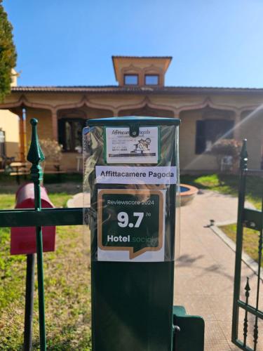 a ticket machine in front of a house at Affittacamere Pagoda RECANATI in Recanati