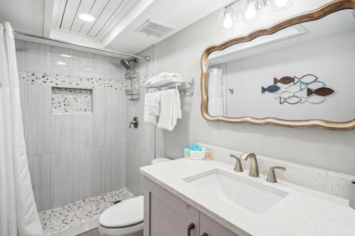 y baño con lavabo, aseo y espejo. en Holiday Villas II 407 Premier, en Clearwater Beach