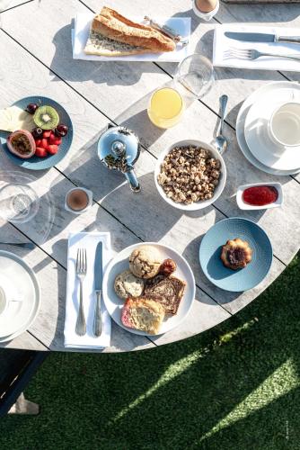 Una mesa con platos de comida encima. en HR Hôtel-Restaurant & Spa Marin, en La Flotte