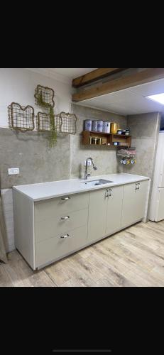a kitchen with a sink and a counter at EVAN PARK in Buq‘ātā