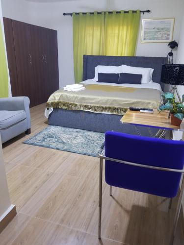 سرير أو أسرّة في غرفة في Nana Adu Guest House