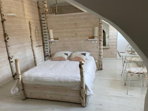 een slaapkamer met een bed op zolder bij Les remparts in Luz-Saint-Sauveur