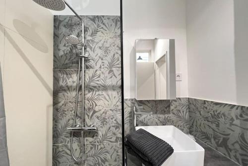 une salle de bain avec douche et lavabo dans l'établissement Charme Authenticité à Marseille, Camas, à Marseille