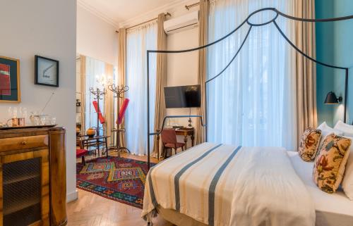 Una cama o camas en una habitación de Communal Hotel Sololaki
