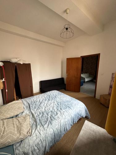 سرير أو أسرّة في غرفة في Appartement refait à neuf + parking gratuit