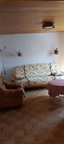 een woonkamer met een bank en een tafel bij Appartements en Montagnes in Aime La Plagne