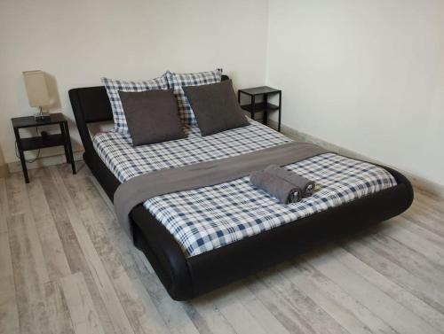 1 cama grande en una habitación con 2 mesas en Appartement 2, Jardin, collation, 5 min de l'aéroport CDG en Le Mesnil-Amelot