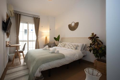 Postel nebo postele na pokoji v ubytování Naim Guest House Nerja