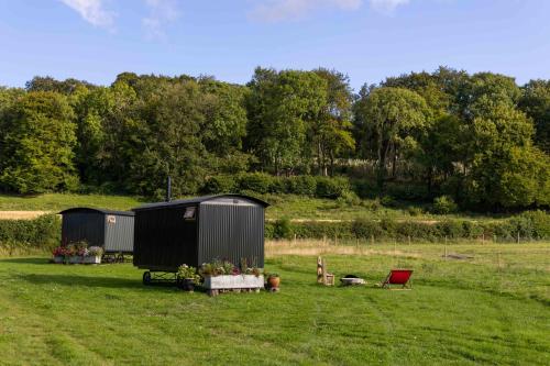 Taman di luar Deer Lodge Shepherds Hut