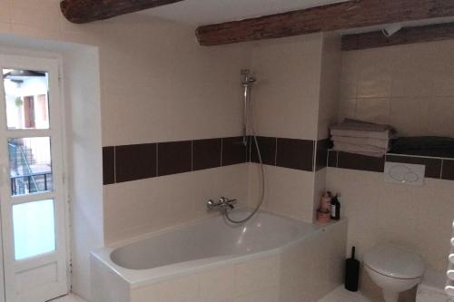 y baño con bañera y aseo. en Le Ramponnet, maison de village, 6 pers, en Menthon-Saint-Bernard