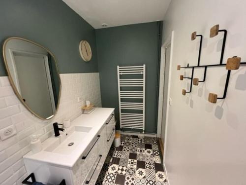 的住宿－Chez Marie-Jeanne，浴室设有白色水槽和镜子