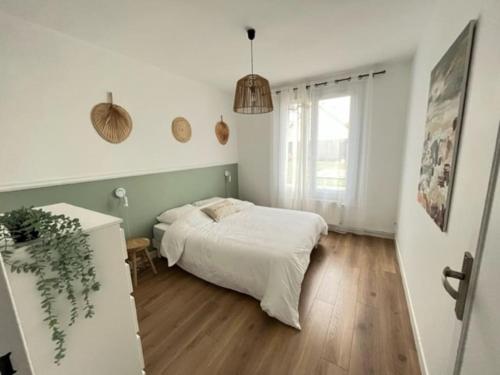 ein kleines Schlafzimmer mit einem Bett und einem Fenster in der Unterkunft Chez Marie-Jeanne 