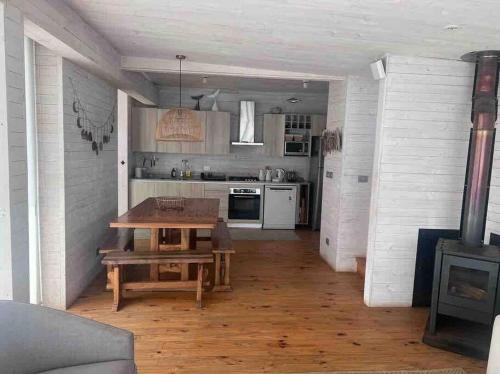 Kuchyň nebo kuchyňský kout v ubytování Casa en primera línea, en la Vega de pupuya/Matanzas