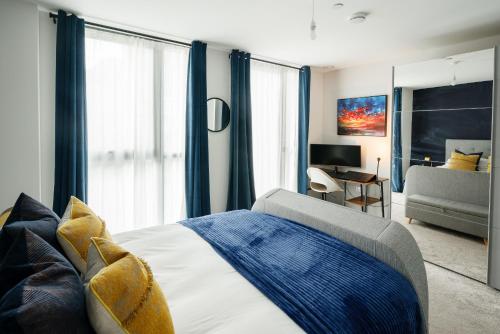 a bedroom with a bed and a living room at Beautiful & Contemporary Hackney Retreat in London