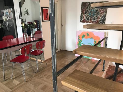une salle à manger avec une table et des chaises rouges dans l'établissement Au cœur de saint Germain des pres, à Paris