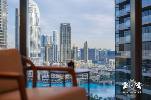 een uitzicht op de skyline van de stad vanuit een gebouw bij Westminster Opera Burj Khalifa in Dubai