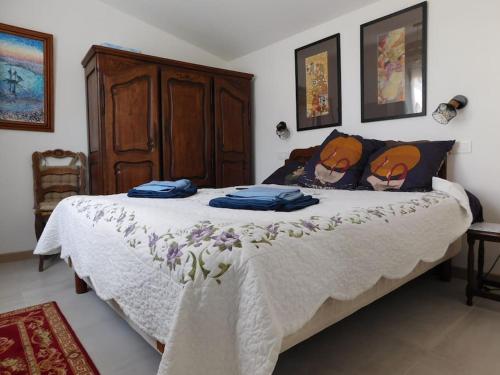1 dormitorio con 1 cama grande y 2 almohadas Hello Kitty en Maisonnette de Jardin en Marsella