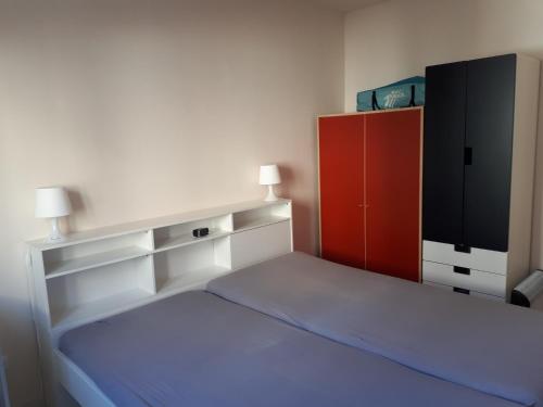 una camera con letto e armadietto rosso di Apartment Finn a Rovigno (Rovinj)