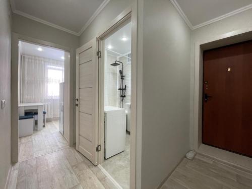 a bathroom with a walk in shower and a tub at 2-комнатная квартира в центре города, Интернациональная 94 in Petropavlovsk