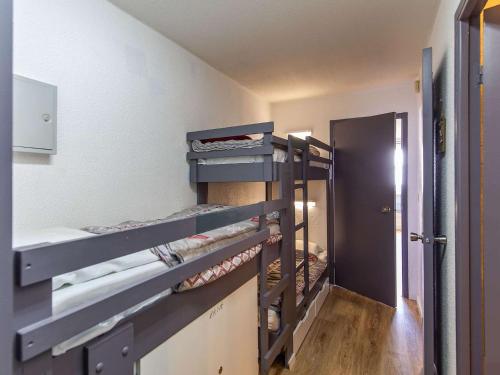 une chambre avec trois lits superposés et un couloir dans l'établissement Studio cabine 5 pers, balcon, cuisine équipée, casier à ski - FR-1-404-351, à La Mongie