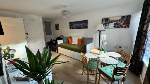 a living room with a table and a couch at Apt 2/4people Archway/Holloway in London