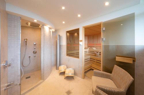 een badkamer met een douche en een wastafel bij STRANDIDYLL, 64 - Typ A1S in Grömitz