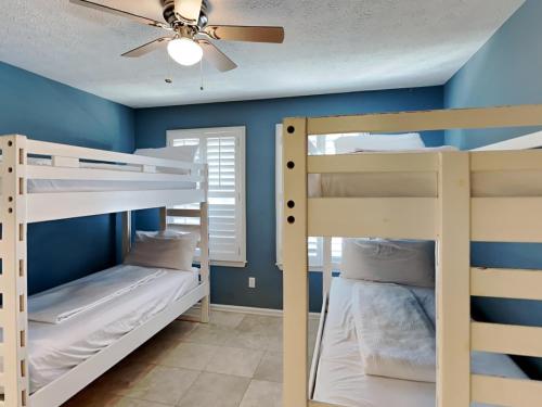 1 dormitorio con 2 literas y ventilador de techo en Camellia House, en Seagrove Beach