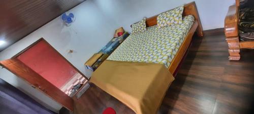 uma cama grande num quarto com em Coorg view estate Homestay em Madikeri