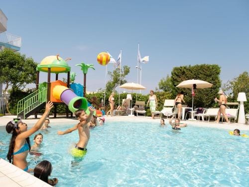 eine Gruppe von Kindern, die im Pool spielen in der Unterkunft Family Hotel Alexander in Lido di Jesolo