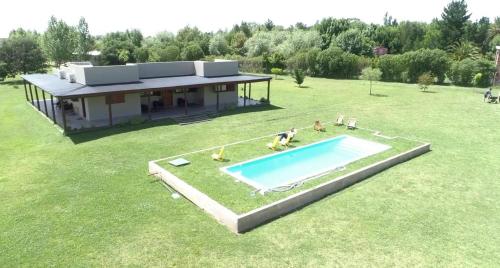 een uitzicht op een huis met een zwembad bij Bahía de cimarrones in Dolores