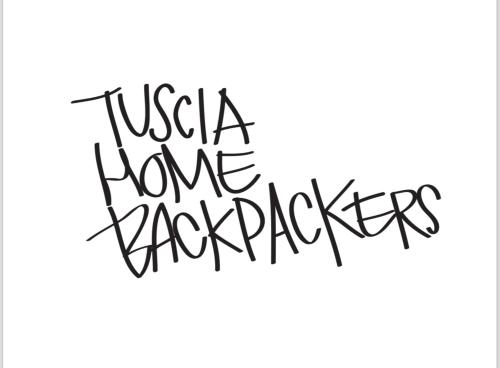 un grupo de cursivas palabras de escritura australia invasores caseros en Tuscia Home Backpackers, en Orte