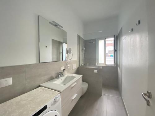 ein Badezimmer mit einem Waschbecken, einem WC und einem Spiegel in der Unterkunft Casa Antonio - apartamento Sol in Playa de San Juan