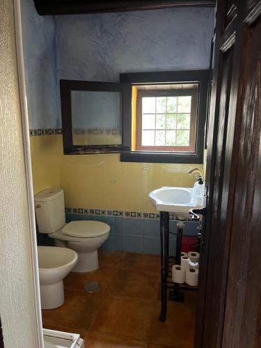 a bathroom with a toilet and a sink at Apartamentos en Alfacar in Alfacar