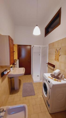 uma casa de banho com uma máquina de lavar roupa e um lavatório em Antonia's Guest House em Rimini