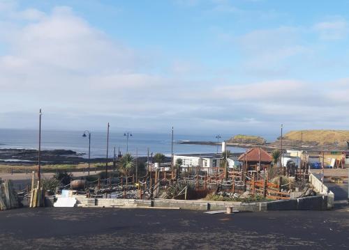 - une aire de jeux sur une plage au bord de l'océan dans l'établissement Ocean Bliss, à Bundoran