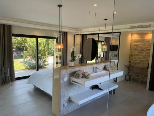 una camera con un letto e un grande specchio di Domaine de La Franquette by Bridget & Pascal a Caderousse