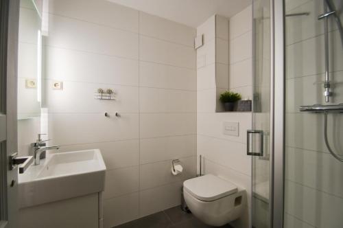 Un baño de Ferienappartement mit Seeblick und Balkon