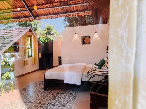 una camera con un letto di Calm Shack - 2 Bedroom-Boutique Farm Stay a Munnar