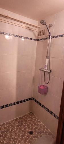 une douche dans une salle de bain avec un sol carrelé dans l'établissement Omaha beach les braves, à Saint-Laurent-sur-Mer