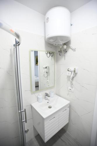 Bilik mandi di Klajger Apartments