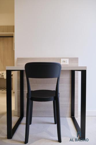 a black chair sitting in front of a desk at Al Bacino Rooms And Breakfast in Porto Viro