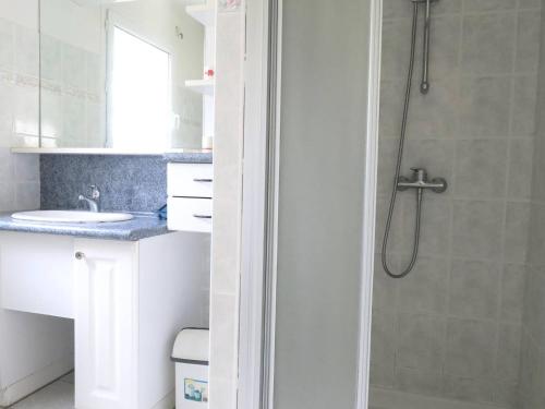 une salle de bain avec un lavabo et une douche dans l'établissement Maison 3* avec jardin, wifi, à 400m de la plage à Pleumeur-Bodou - FR-1-368-286, à Pleumeur-Bodou