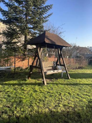 - un kiosque en bois sur gazon dans l'établissement Maison de ville, à Vitry-sur-Seine