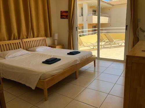 um quarto com uma cama com duas toalhas em Nissi Elena -Sunshine Apt em Ayia Napa