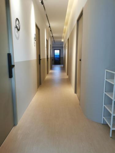 un couloir dans un immeuble de bureaux avec un long couloir dans l'établissement Number Six Smart Guest House, à Raub